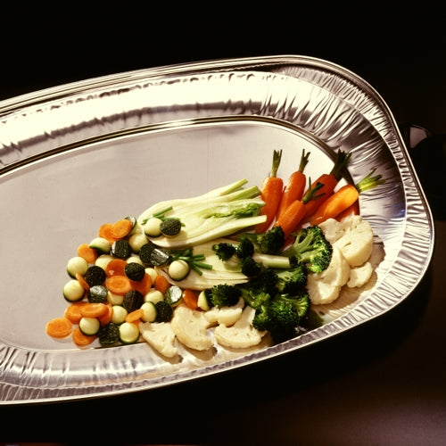 Die Starpak 3 Servierplatten, Alu von Starpak präsentieren sich elegant mit gedünsteten Karotten, Brokkoli, Zucchini, Blumenkohl und Zwiebeln, die ordentlich in separaten Abschnitten auf einer silbernen Platte vor einem dunklen Hintergrund angerichtet sind.
