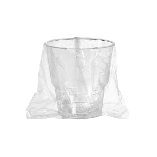Ein transparentes Zahnputzglas (einzeln verpackt) aus PS von Duni GmbH steht im Badezimmer, locker mit einem durchsichtigen Plastikbeutel umhüllt. Der Hintergrund ist schlicht weiß.