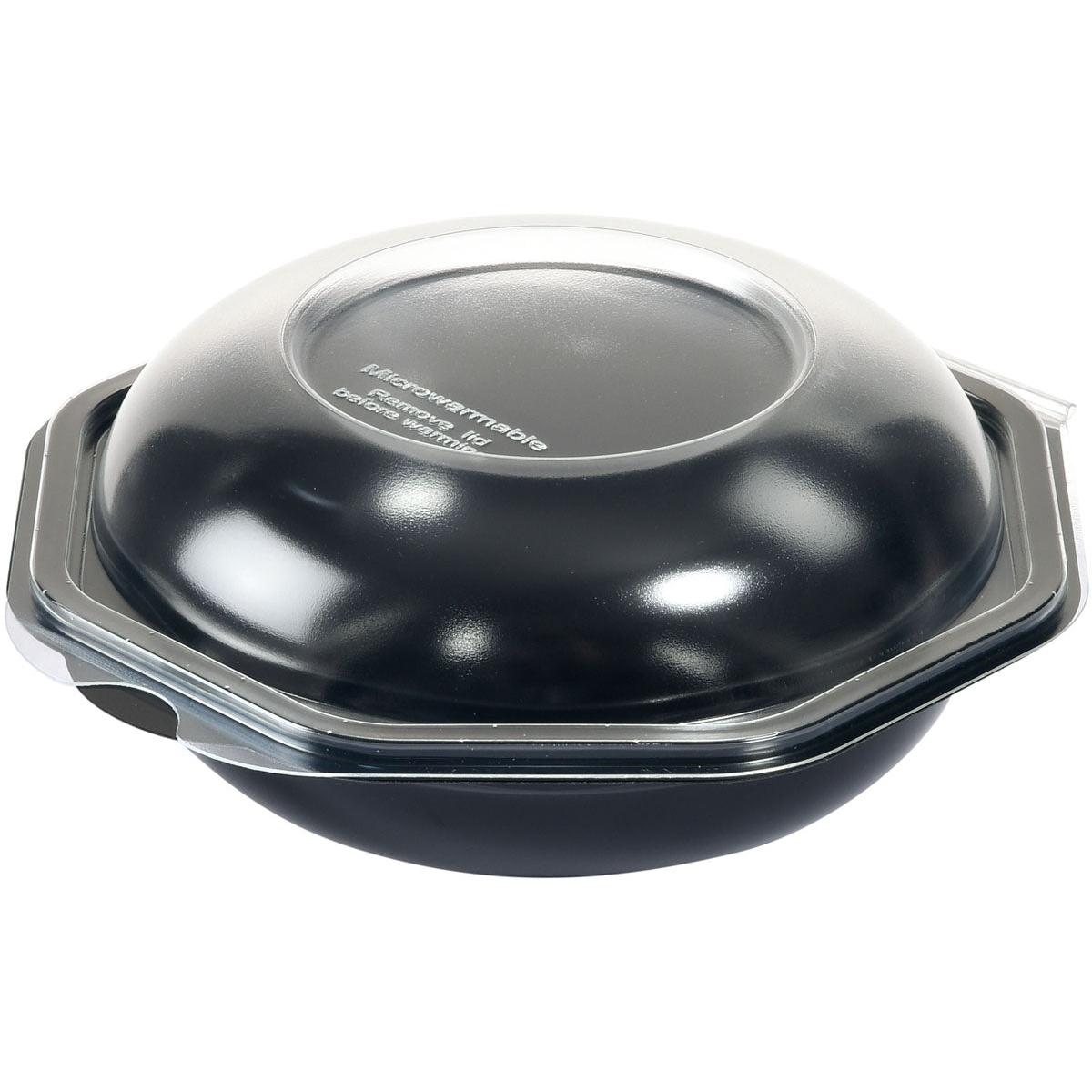 Ein schwarzer Octabowl®-Lebensmittelbehälter (PS 160x160x72) der Duni GmbH, abgebildet mit einem klaren gewölbten Deckel mit der Aufschrift "Microwavable", wird seitlich auf einem weißen Hintergrund dargestellt. Die Packung enthält 405 Stück. Ideal für den Einsatz in der Gastronomie.