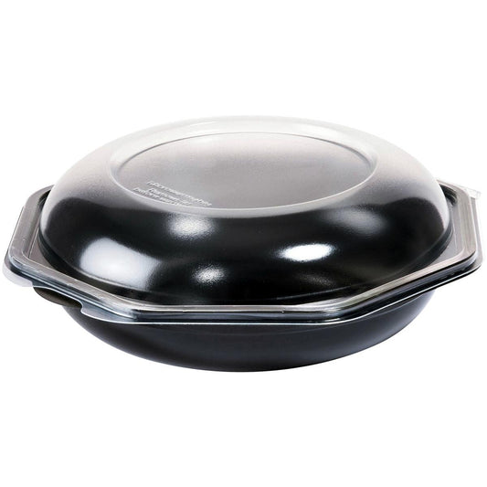 Eine schwarze Octabowl® Schüssel von Duni GmbH (PS 190x190x71) mit transparentem gewölbten Deckel sitzt auf einer weißen Oberfläche. Der sichere, lebensmittelechte Behälter ist ideal als praktisches Catering-Geschirr. Packung: 290 Stück.