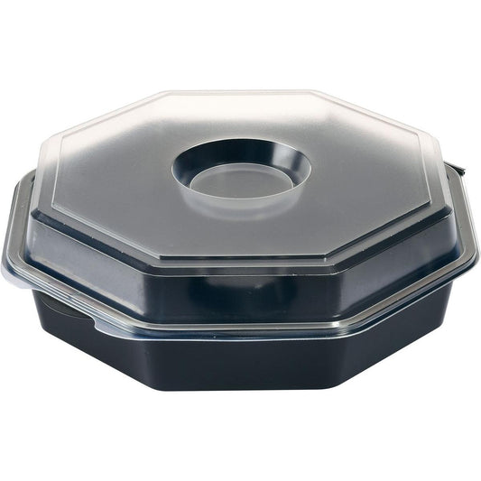 Der Octaview® mit Glas Schwarz / Transparent PS der Duni GmbH ist ein schwarzer, achteckiger Takeout-Behälter mit klarem Deckel, der in der Mitte eine runde Vertiefung aufweist - ideal für die elegante Präsentation von Speisen.