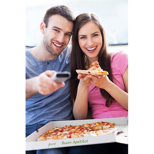Ein lächelndes Paar sitzt auf einem Sofa, vor ihnen steht ein eckiger PAPSTAR 100 Pizzakartons, Cellulose „pure“. Der Mann hält eine Fernbedienung, die Frau ein Stück Pizza. Auf dem umweltfreundlichen Karton der PAPSTAR GmbH steht: „pure Buon Apetito!“.