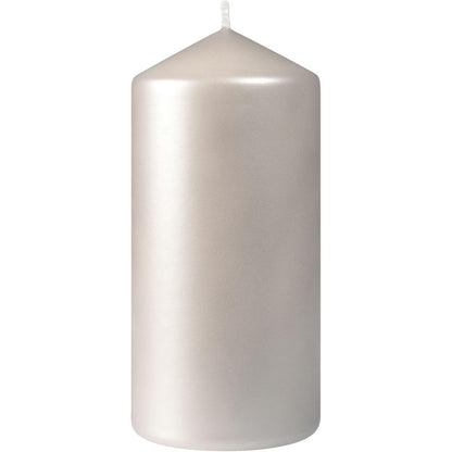 Die Duni GmbH Stumpenkerzen, ca. 50h 150 x 70 mm, ist eine hohe, silberne Stumpenkerze mit spitzer Spitze und sichtbarem Docht, die aufrecht vor einem schlichten weißen Hintergrund steht und bis zu 50 Stunden Brenndauer bietet.