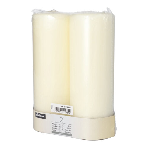 Zwei weiße Starpak 2 Stumpenkerzen Ø 80 mm mit Flachkopf, verpackt in durchsichtigem Kunststoff mit einem beigen Etikett mit Produktdetails und Barcode, verleihen jeder Umgebung zeitlose Eleganz.