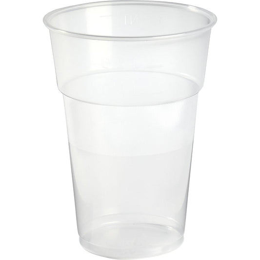 Ein Bierglas Transparent PP aus der Packung Bierglas FESTIVAL der Duni GmbH steht aufrecht auf weißem Grund, hat einen leicht ausgestellten Rand und schwache Messmarkierungen an der Seite.