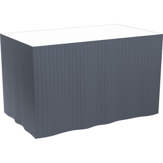 Ein rechteckiger Tisch mit weißem Tischtuch wird mit einem grauen, selbstklebenden Dunicel-Tableskirt (72 cm, 5x4 m) der Duni GmbH geschmückt, der elegant an den Seiten herunterhängt.