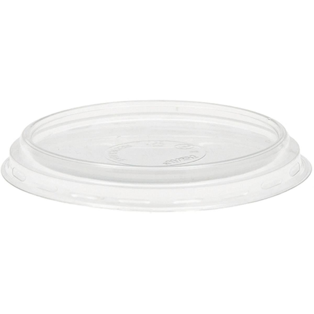 Abgebildet ist ein transparenter, flacher APET Deckel der Duni GmbH für 153397/153398. Dieser flache Deckel (geschlossen), Packung à 50 Stück, ist ideal für Lebensmittelverpackungen oder zum Abdecken von Einwegbechern und -behältern.