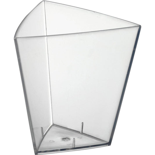Ein klarer, leerer Tri, groß Transparent PS 62x62x68 Becher der Duni GmbH steht aufrecht auf einem weißen Hintergrund. Der dreieckige Kunststoffbecher hat glatte Seiten, die sich oben nach außen wölben. Die Packung enthält 54 Stück.