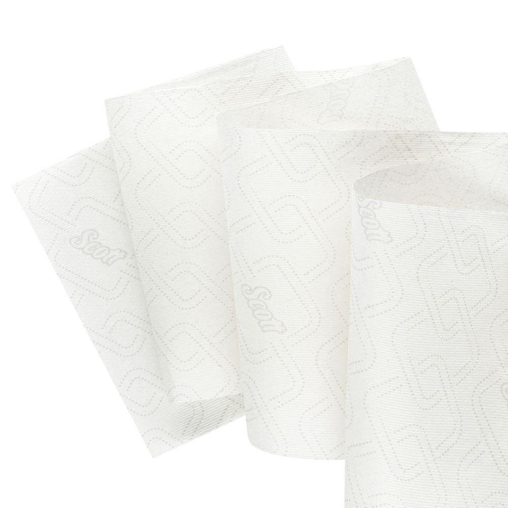 Drei Blätter Kimberly-Clark GmbH Scott® Essential™ Rollenhandtücher 6638 Großrolle, 1-lagig, mit dezentem Muster und „Scott“-Aufdruck, mit Airflex-Technologie, auf weißem Hintergrund. Packung enthält 6 Rollen.