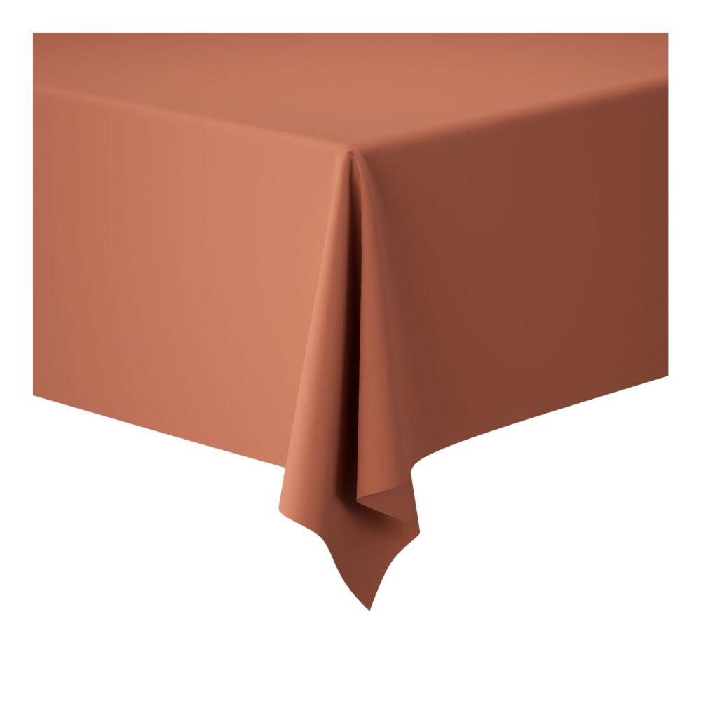 Eine Nahaufnahme der Ecke eines rechteckigen Tisches, der mit einer rostfarbenen Tischdecke (1,18 m x 25 m) von Duni GmbH Dunicel-Tischdeckenrollen bedeckt ist, perfekt für die Dekoration großer Veranstaltungen, vor einem weißen Hintergrund.