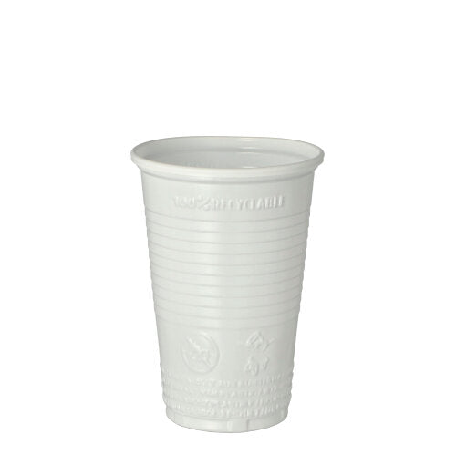 Ein weißer Starpak 100 Trinkbecher von Starpak aus PP mit Außenrippen steht aufrecht auf weißem Untergrund. Recyclingsymbole und -text sind im unteren Bereich eingeprägt, was ihn ideal für Veranstaltungen macht.
