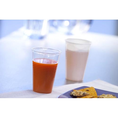 Ein Starpak 100 Trinkbecher, PP, weiss von Starpak ist mit einer roten Flüssigkeit gefüllt und steht vor einer weißen Tasse mit einem hellen Getränk. Cracker liegen auf einem Teller davor, ideal für Veranstaltungen. Der Hintergrund wirkt unscharf.