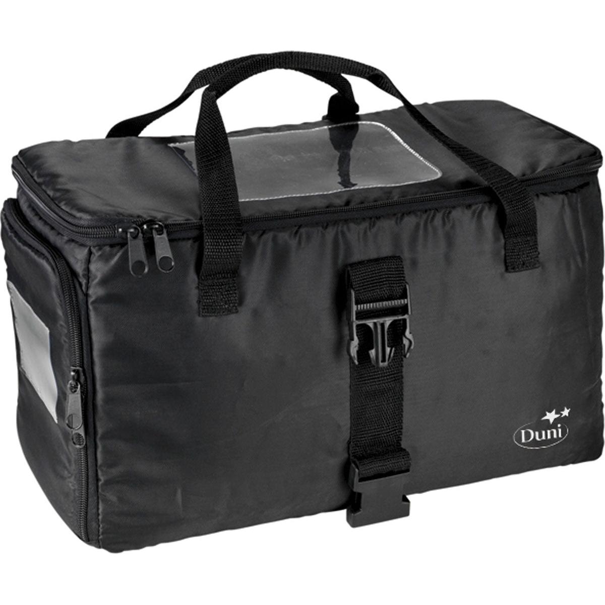 Die Duni GmbH Thermotasche 1 Schwarz Nylon 420x200x260 verfügt über zwei Tragegriffe, eine Schnalle an der Vorderseite, einen doppelten Reißverschluss oben und ein transparentes Ausweisfach. Ideal als Lebensmittel Transport Isoliertasche. "Duni" ist in weiß auf der Vorderseite unten rechts aufgedruckt.