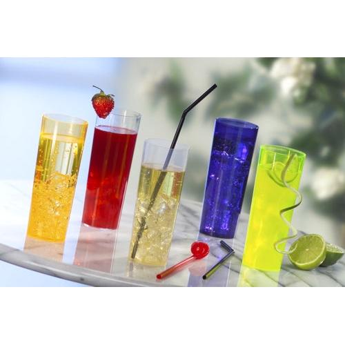 Fünf bunte Longdrinks stehen in Starpak 10 Mehrweg-Gläsern für Longdrinks von Starpak auf einem runden Marmortisch: Gelb, Rot, Hellgelb mit schwarzem Strohhalm, Blau und Neongrün mit Limettengarnitur – plus eine Erdbeere mit gewirbeltem Strohhalm.