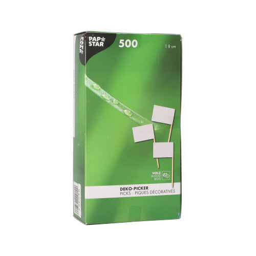 Eine grüne Box mit der Aufschrift „PAPSTAR 500 Deko-Picker 8 cm weiss“ der PAPSTAR GmbH zeigt auf der Vorderseite drei weiße, fahnenförmige Picks mit Text in verschiedenen Sprachen, ideal für elegante Präsentationen.