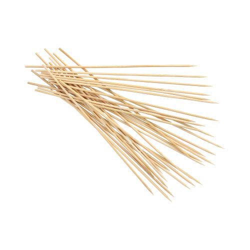 Ein Stapel PAPSTAR 200 Schaschlikspieße, Bambus „pure“ Ø 2,5 mm · 20 cm (200 Stück) von PAPSTAR GmbH mit spitzen Enden verstreut auf weißem Hintergrund – umweltfreundlich und ideal für Grillabende.