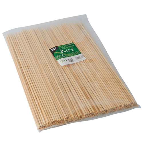 Eine Klarsichtverpackung enthält 200 PAPSTAR Schaschlikspieße „pure“ aus Holz (Ø 5 mm, 40 cm) mit grün-weißem Etikett. Die umweltfreundlichen Spieße der PAPSTAR GmbH eignen sich perfekt zum Grillen und Servieren.