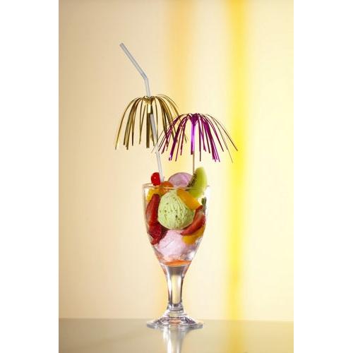 Ein Glas mit buntem Eis, Fruchtscheiben und Kirschen wird mit zwei Deko-Pickern PAPSTAR 100 der PAPSTAR GmbH, Schirmchen und Strohhalmen stilvoll präsentiert, vor einem hellgelben Hintergrund mit einem vertikalen gelben Streifen.