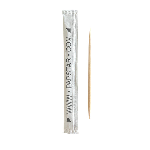 Ein PAPSTAR 1000 Zahnstocher, Holz gehüllt „pure“, rund 6,5 cm, wird in seiner weißen Papierhülle mit der Aufschrift „www.papstar.com“ gezeigt. Die ungeöffnete Verpackung hält jeden Zahnstocher sauber und versiegelt. Marke: PAPSTAR GmbH.
