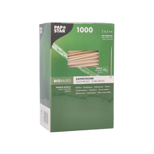 Die grün-weiße Box der PAPSTAR GmbH mit der Aufschrift „PAPSTAR 1000 Zahnstocher, Holz gehüllt rund 6,5 cm mit Menthol“ verfügt über ein Schaufenster mit 1000 hölzernen Menthol-Zahnstochern und mehrsprachigen Produktdetails.