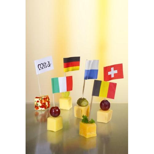 Käsewürfel mit Weintrauben, Essiggurken oder Kräutern werden stilvoll präsentiert mit dem PAPSTAR 500 Deko-Picker 8 cm weiss der PAPSTAR GmbH, ausgestattet mit fahnenförmigen Aufsätzen für Italien, Deutschland, Russland, die Schweiz und Belgien.