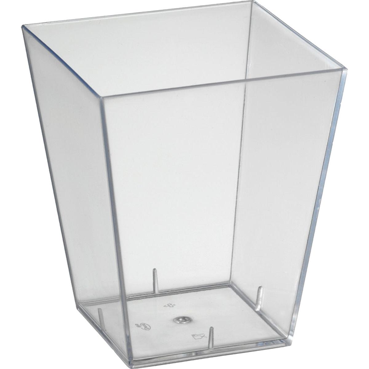 Ein klarer, quadratischer Kunststoffbecher namens Square, groß Transparent PS der Duni GmbH mit geraden Seiten und einem flachen Boden, fotografiert vor einem weißen Hintergrund.