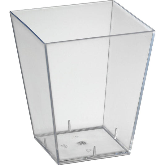 Ein klarer, quadratischer Kunststoffbecher namens Square, groß Transparent PS der Duni GmbH mit geraden Seiten und einem flachen Boden, fotografiert vor einem weißen Hintergrund.