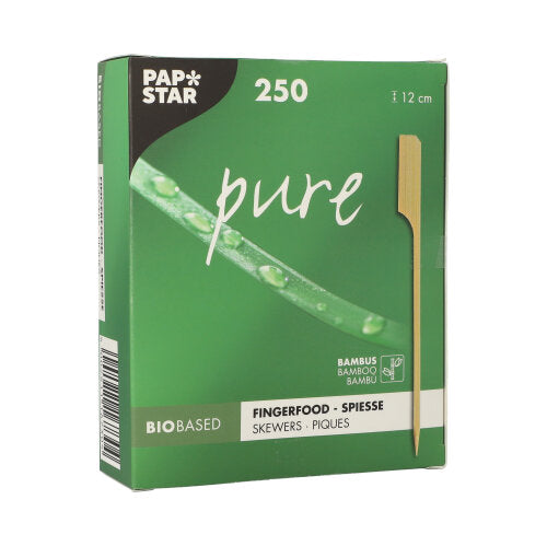 Eine grüne Box mit der Aufschrift "PAPSTAR 250 Fingerfood - Spieße 'pure'" der PAPSTAR GmbH enthält 250 Bambusspieße à 12 cm, die sich perfekt für Partybuffets eignen. Die Packung zeigt einen Spieß, eine grüne Pflanze und die Aufschriften "Biobased" und "Bamboo".