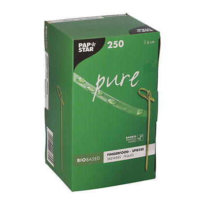 Die grüne Box „PAPSTAR 250 Fingerfood - Picker ‚pure‘“ der PAPSTAR GmbH enthält 250 umweltfreundliche, biologisch abbaubare Bambusspieße (6 cm), ideal für Fingerfood. Die Verpackung weist mit einem Spießbild auf der Box auf den nachhaltigen Einsatz hin.