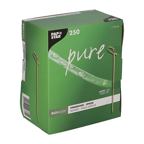 Eine grüne Box „PAPSTAR 250 Fingerfood - Picker ‚pure‘“ der PAPSTAR GmbH beinhaltet 250 umweltfreundliche, biologisch abbaubare Spieße (à 10 cm); auf der Verpackung sind ein Spieß und ein Blatt mit Wassertropfen abgebildet.