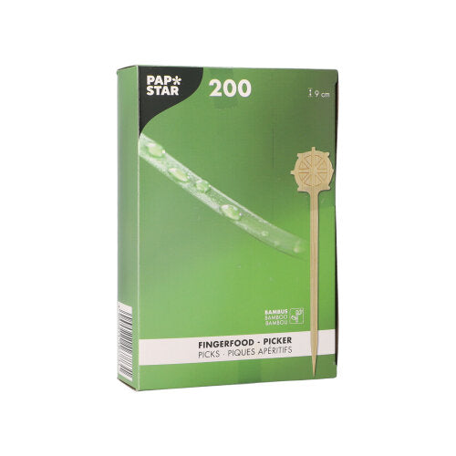 Eine grün-weiße Schachtel der PAPSTAR GmbH mit der Aufschrift „200 Fingerfood-Picker 9 cm Steuerrad“ enthält 200 Bambusspieße (9 cm), mit mehrsprachigen Beschreibungen und einer Abbildung des steuerradförmigen Spießes auf der Vorderseite.