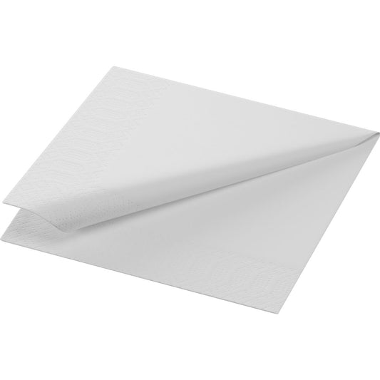 Eine einzelne Duni GmbH Zelltuchserviette 24 x 24 cm 2-lagig, weiß, 1/4 Falz ist diagonal gefaltet und auf einem weißen Hintergrund platziert, wodurch die feine Randstruktur zum Vorschein kommt. Jede Packung enthält 300 Servietten.
