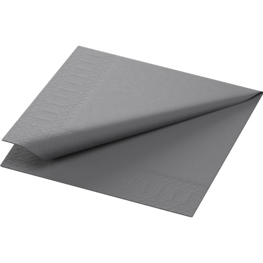 Eine Zelltuchserviette der Duni GmbH (24 x 24 cm, 3-lagig, granitgrau, 1/4 Falz) aus der 250er-Packung ist diagonal gefaltet, wodurch die strukturierten Ränder und die glatte Mittelfläche zur Geltung kommen.