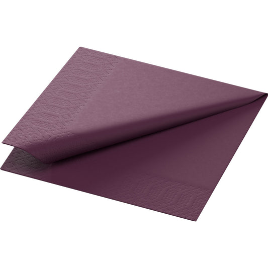 Eine Pflaume Zelltuchservietten 24 x 24 cm, 3-lagig, von Duni GmbH ist sauber gefaltet (1/4 Falz), zeigt geprägte Kanten und eine leicht angehobene Ecke, die ihre Dicke verrät. Die Packung enthält 250 Servietten.