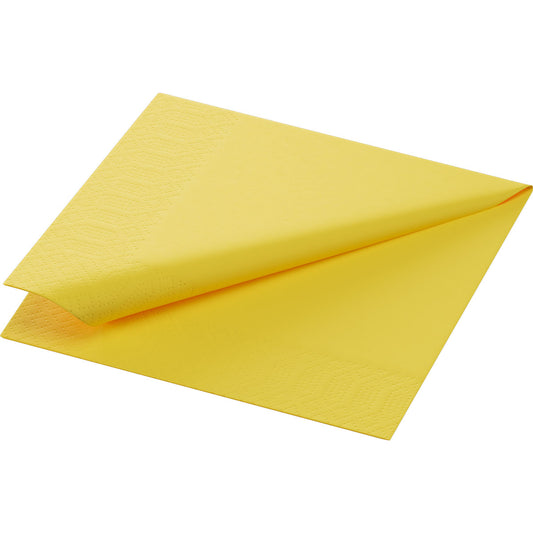 Eine sauber gefaltete gelbe Duni GmbH Zelltuchservietten Papierserviette (24 x 24 cm, 3-lagig, 1/4 Falz, Packung mit 250 Servietten) mit dezenten Randmustern ist auf weißem Hintergrund platziert.