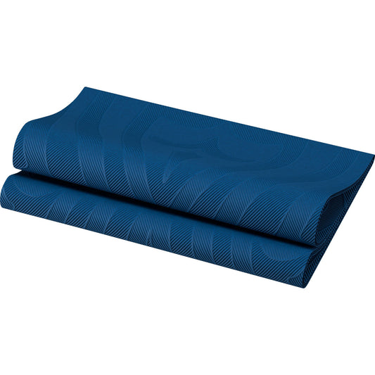Das Memory-Foam-Kissen in sattem Dunkelblau, das an die Elegance-Servietten 40x40 cm 1/4 Falz Lily der Duni GmbH erinnert, bietet eine ergonomische Kopf- und Nackenstütze. Seine gewellte, strukturierte Oberfläche erinnert an gefaltete dunkelblaue Servietten.