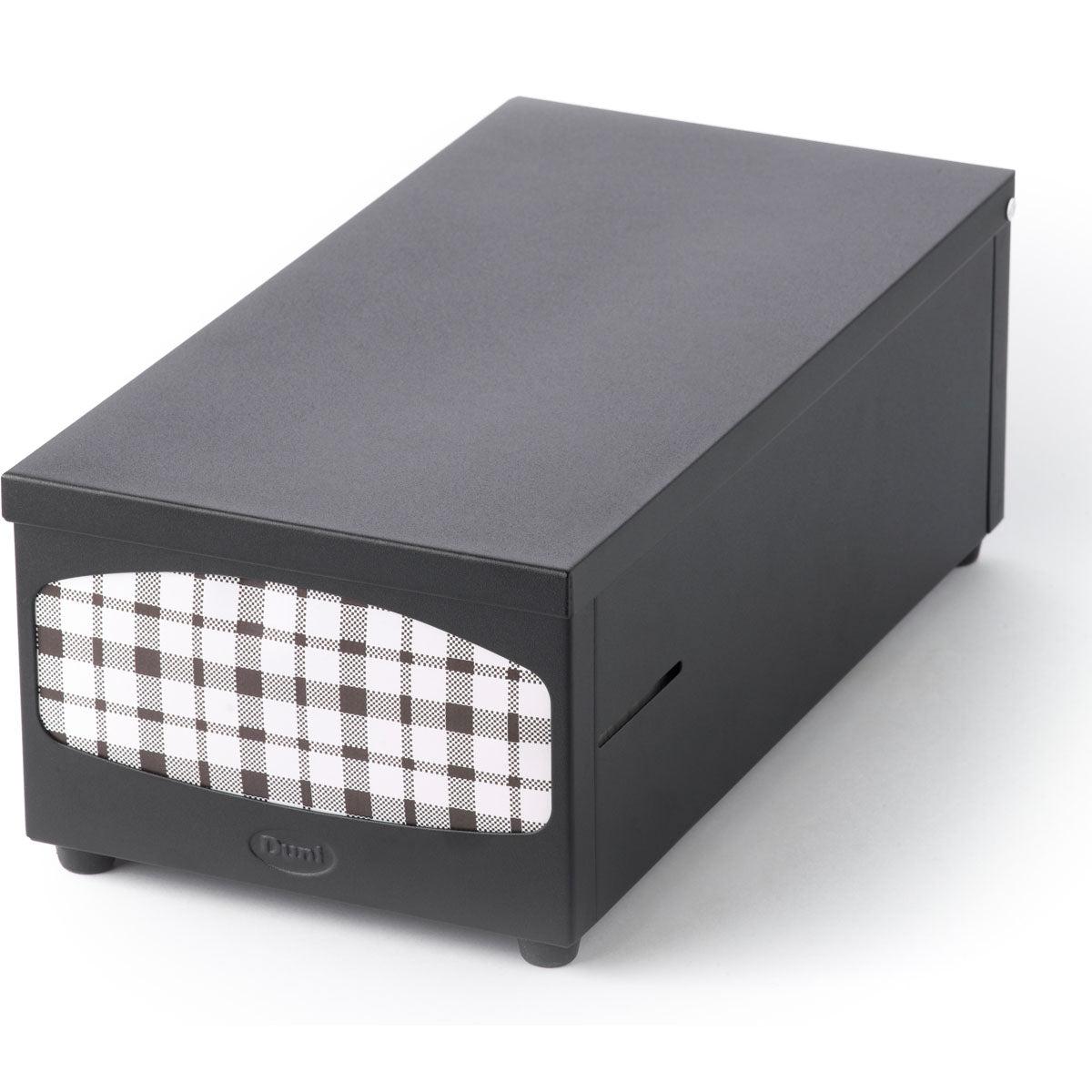 Der Duni GmbH Serviettenspender Metall, schwarz, für 33x33 cm Servietten, verfügt über eine weiß-schwarz karierte Front mit abgerundetem "Pint"-Griff, seitlichem Schlitz und vier kurzen Standfüßen.