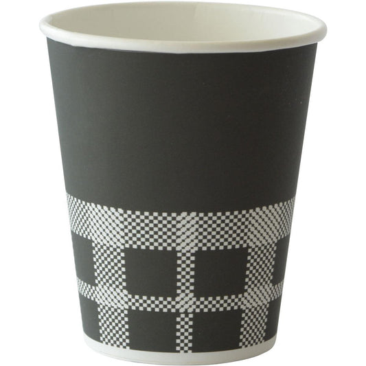 Der Becher Izza schwarz Bedruckt von Duni GmbH ist ein umweltfreundlicher PAP/PE Pappbecher mit schlichtem Design, weißer Innenfläche und schwarz-weißem, pixeligem Schachbrettmuster am unteren Rand.