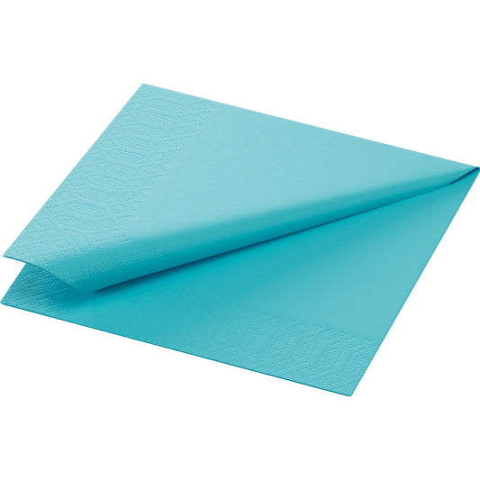 Eine mintblaue Duni GmbH Zelltuchserviette (24x24 cm, 3-lagig, 1/4 Falz) aus einer 250er-Packung wird gefaltet, um die geprägten Ränder hervorzuheben.