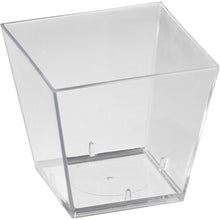 Die Duni GmbH Square (Großpack) Transparent PS 47x47x45 Aufbewahrungsbox (Packung 25 Stück) zeichnet sich durch leicht abgewinkelte Seiten und einen flachen Boden aus und ist somit ideal für vielseitige Aufbewahrungszwecke. Die Abbildung zeigt die leere Box vor einem weißen Hintergrund.