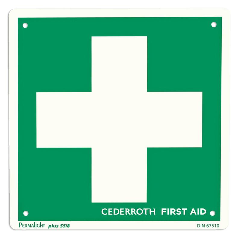 Ein grünes Rettungsschild - Kreuz von Orkla Wound Care AB mit einem großen weißen Kreuz in der Mitte; unten links sind die Produktangaben und unten rechts ist "CEDERROTH FIRST AID" abgebildet. Die Packung enthält 1 Stück.