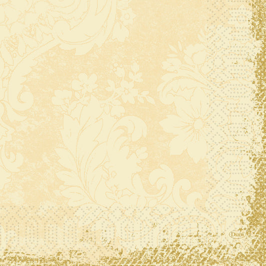 Eine beige- und cremefarbene Duni Zelltuchserviette (33x33 cm, 3-lagig, Royal creme) mit einem floralen Muster aus Blättern und Blumen, einem dezenten, spitzenartigen Rand, einer Vintage-Struktur und einem kleinen "Dun"-Logo. Die Packung enthält 250 Servietten.