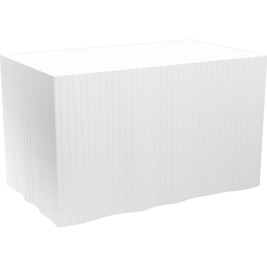 Ein schlichter weißer Rechteckblock mit dezenten vertikalen Linien ähnelt den Evolin-Tischdecken, selbstklebend 72 cm, 5 Abschnitte à 4 m, weiß | 1 Rolle der Duni GmbH, die vor einem weißen Hintergrund stehen.