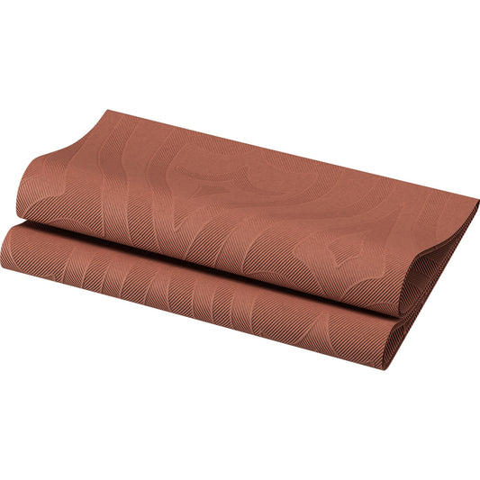 Eine braune Yogamatte mit dezentem Strukturmuster, die den Stil der Elegance-Servietten 48 x 48 cm 1/4 Falz Lily der Duni GmbH aufgreift, ist teilweise auf weißem Untergrund aufgerollt.