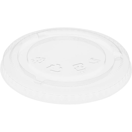 Ein transparenter flacher Deckel geschlossen für 188001-2 von Duni GmbH, aus rPET mit geprägten Recyclingsymbolen und einem strukturierten Rand für die Griffigkeit, dargestellt in einer leicht schrägen Draufsicht. Packung: 60 Stück-ideal für nachhaltige Verpackung.