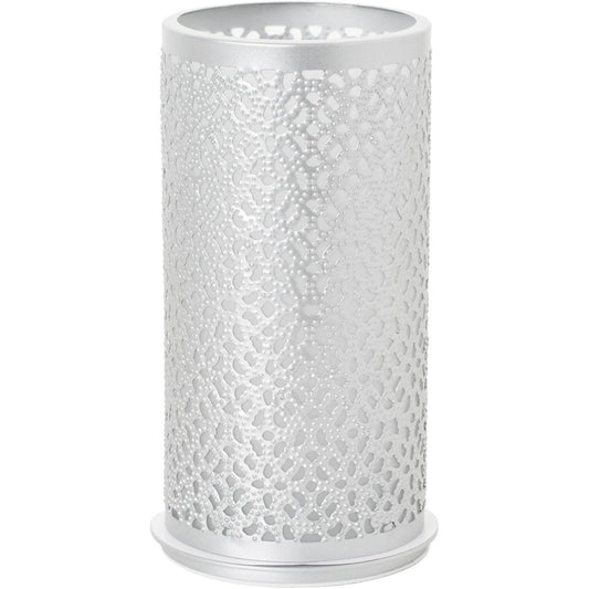 Der Kerzenhalter Bliss 140 x 75 mm in silber von Duni GmbH aus Metall besticht durch sein feines, durchbrochenes Muster und überzeugt als elegantes Wohnaccessoire - Lieferung: 1 Stück.