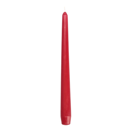 Eine einzelne, unbeleuchtete rote Starpak 50 Leuchterkerze (Ø 2,2 cm - 25 cm) aus hochwertigem Paraffin mit sichtbarem Docht steht aufrecht vor einem schlichten weißen Hintergrund.