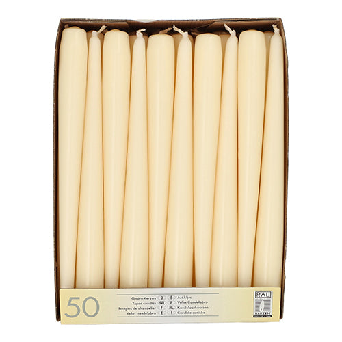 Ein Karton mit der Aufschrift "Starpak 50 Leuchterkerzen Ø 2,2 cm - 25 cm" enthält 50 aufrecht stehende weiße Kerzen in zwei Reihen. Auf der Vorderseite der Schachtel stehen ein mehrsprachiger Text und die Zahl 50.