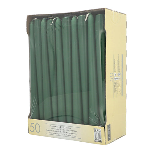 Der Starpak-Karton enthält 50 grüne Leuchterkerzen (Ø 2,2 cm, 25 cm), aufrecht stehend und durch ein Klarsichtfenster auf der beigen Verpackung sichtbar, mit klarer Mengen- und Produktbeschriftung.
