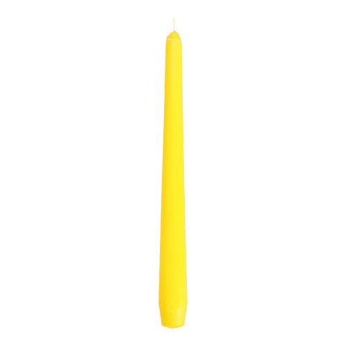 Eine einzelne gelbe Spitzkerze mit sichtbarem Docht steht aufrecht vor einem weißen Hintergrund und bietet einen lebhaften Kontrast zu den klassischen Starpak 50 Leuchterkerzen Ø 2,2 cm - 25 cm.
